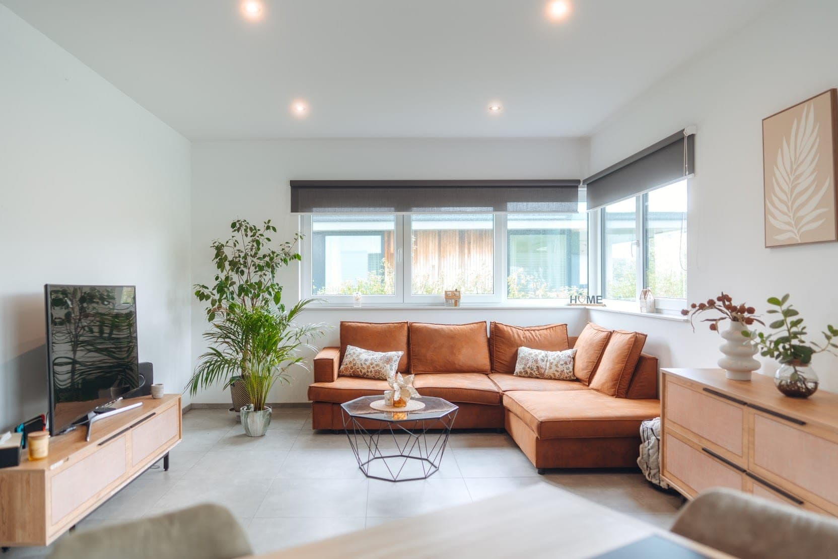 Séjour lumineux avec canapé d'angle, mis en valeur pour la vente
