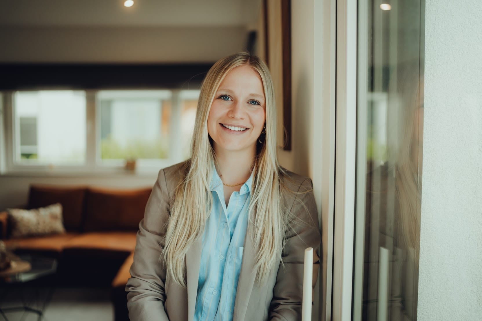 Célia Tinant, agente immobilière IPI, dans un salon lumineux