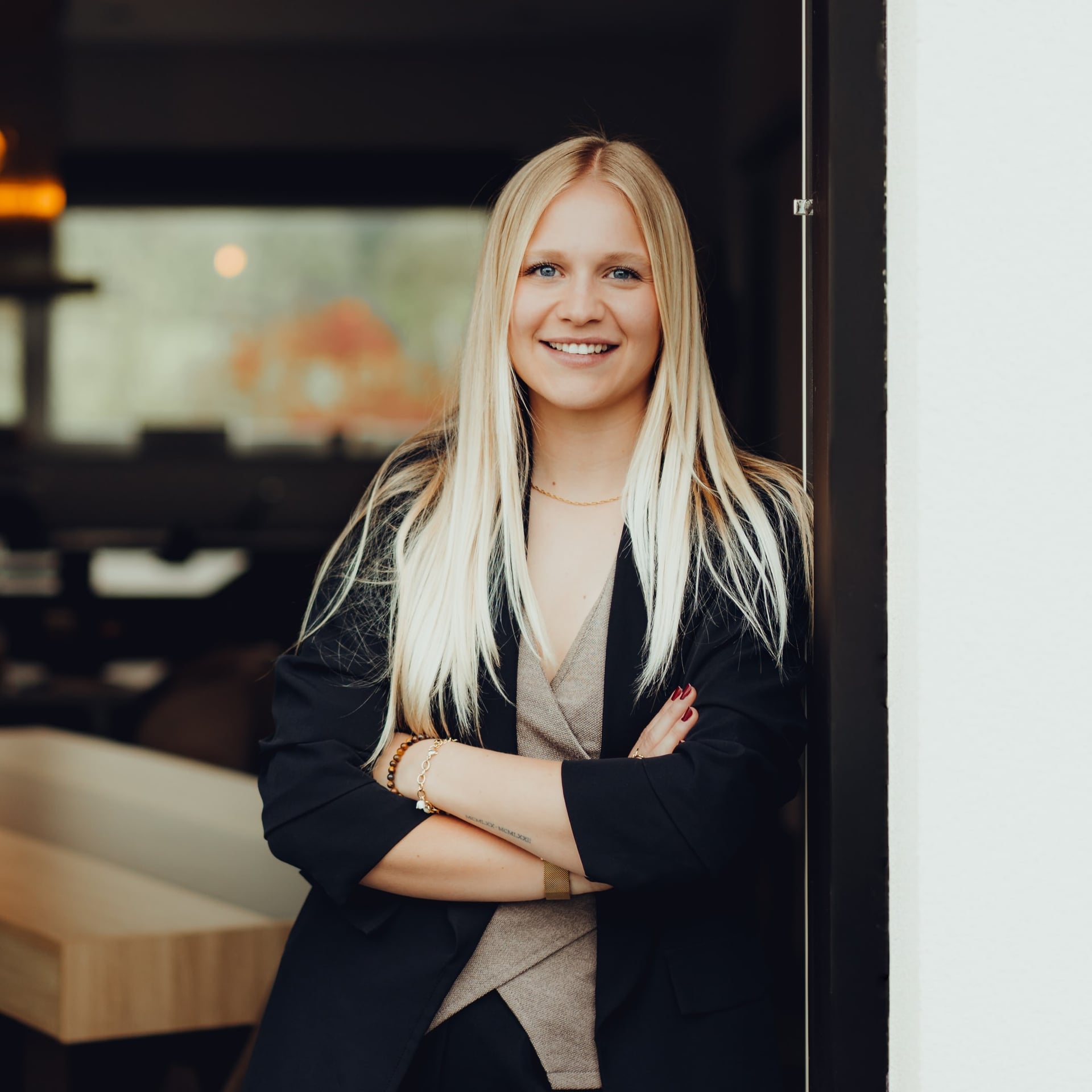 Célia Tinant, agente immobilière IPI, dans un salon lumineux